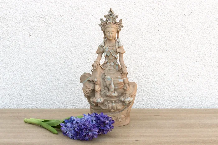 Timeless Chinese Porcelain Bodhisattva Sculpture (Trade)